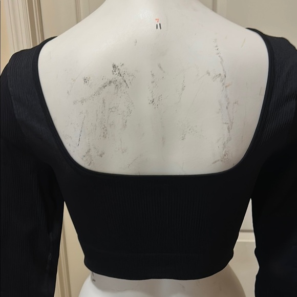 Elegant Black Ribbed Long Sleeve CropTop. Medium. - Picture 3 of 6